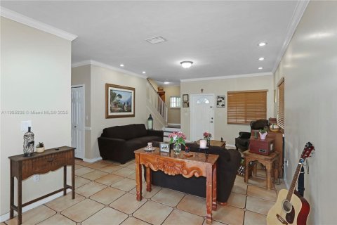 House in Miami, Florida 4 bedrooms, 203.73 sq.m. № 2015902 - photo 12