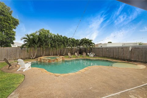 House in Miami, Florida 4 bedrooms, 203.73 sq.m. № 2015902 - photo 5