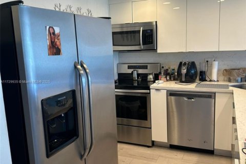 Condo in North Miami, Florida, 1 bedroom № 1985160 - photo 8