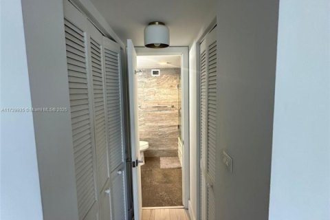 Condo in North Miami, Florida, 1 bedroom № 1985160 - photo 10