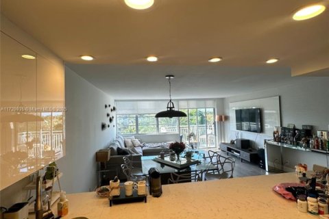 Condo in North Miami, Florida, 1 bedroom № 1985160 - photo 3