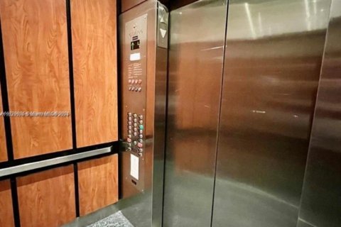 Condo in North Miami, Florida, 1 bedroom № 1985160 - photo 22