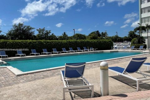 Condo in North Miami, Florida, 1 bedroom № 1985160 - photo 27