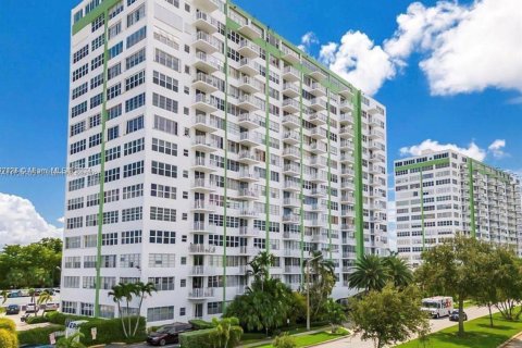 Condo in North Miami, Florida, 1 bedroom № 1985160 - photo 21