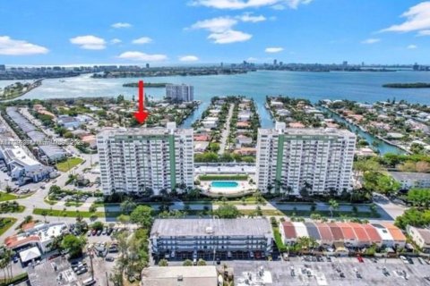 Condo in North Miami, Florida, 1 bedroom № 1985160 - photo 25