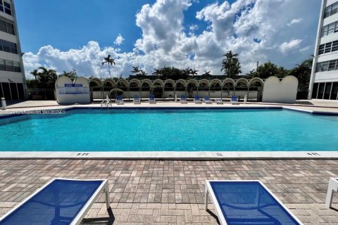 Condo in North Miami, Florida, 1 bedroom № 1985160 - photo 19