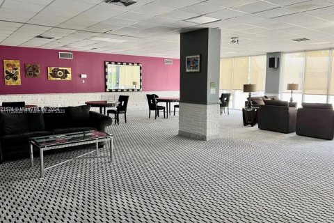 Condo in North Miami, Florida, 1 bedroom № 1985160 - photo 24
