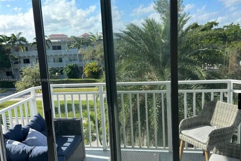 Condo in North Miami, Florida, 1 bedroom № 1985160 - photo 9