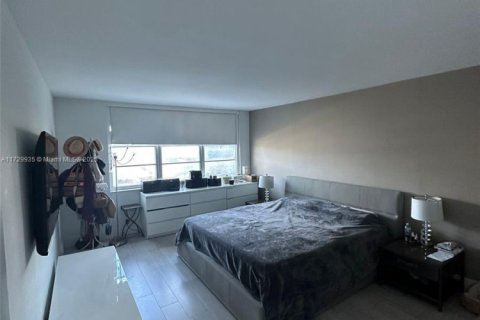 Condo in North Miami, Florida, 1 bedroom № 1985160 - photo 16