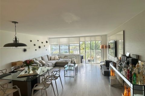 Condo in North Miami, Florida, 1 bedroom № 1985160 - photo 1