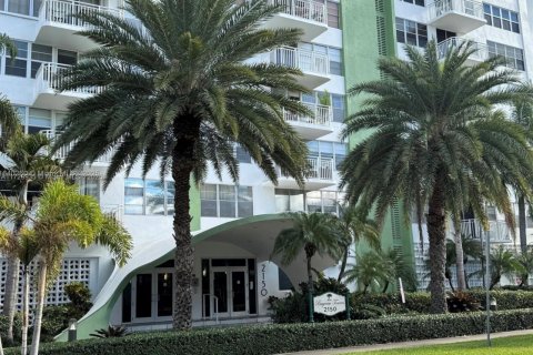 Condo in North Miami, Florida, 1 bedroom № 1985160 - photo 29