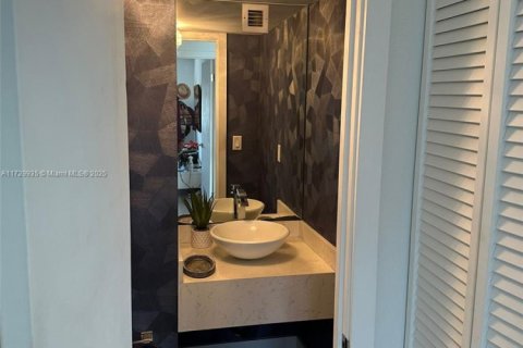 Condo in North Miami, Florida, 1 bedroom № 1985160 - photo 12