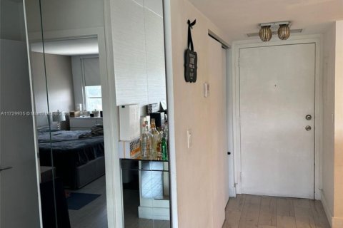 Condo in North Miami, Florida, 1 bedroom № 1985160 - photo 13