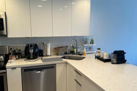Condo in North Miami, Florida, 1 bedroom № 1985160 - photo 6