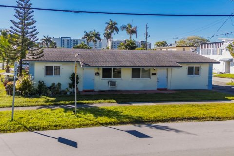 Купить коммерческую недвижимость в Дания-Бич, Флорида 155.52м2, № 1958444 - фото 2