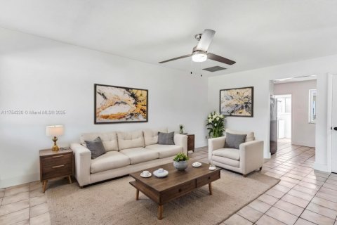 Купить коммерческую недвижимость в Дания-Бич, Флорида 155.52м2, № 1958444 - фото 5