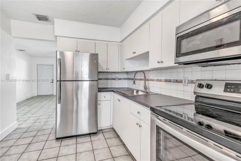 Купить коммерческую недвижимость в Дания-Бич, Флорида 155.52м2, № 1958444 - фото 3