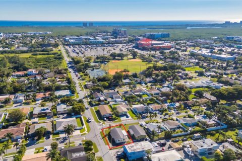 Купить коммерческую недвижимость в Дания-Бич, Флорида 155.52м2, № 1958444 - фото 1