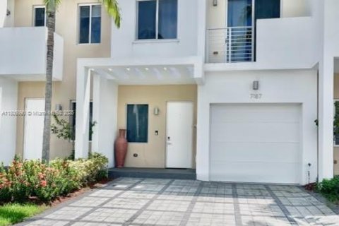 Adosado en Doral, Florida 3 dormitorios, 168.71 m2 № 2014464