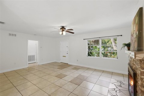 House in Sarasota, Florida 4 bedrooms, 178.47 sq.m. № 2147783 - photo 7