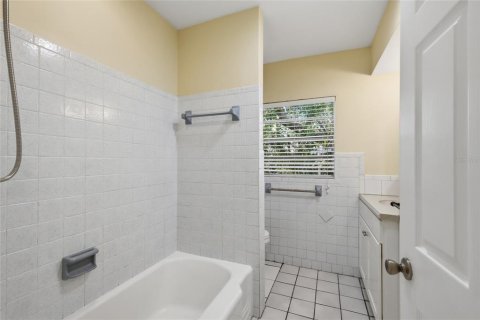 House in Sarasota, Florida 4 bedrooms, 178.47 sq.m. № 2147783 - photo 12