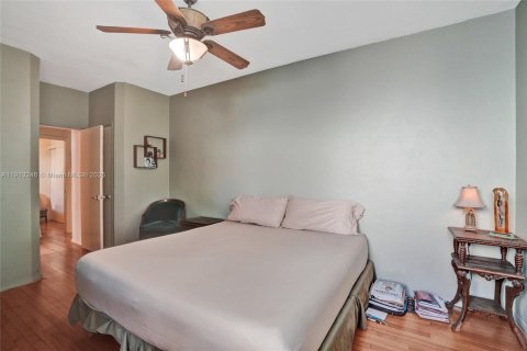 House in Miami Beach, Florida 5 bedrooms, 219.53 sq.m. № 1969394 - photo 16