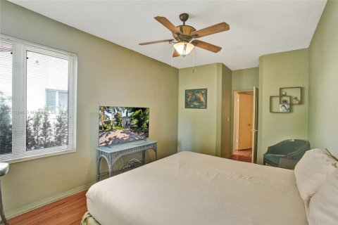 House in Miami Beach, Florida 5 bedrooms, 219.53 sq.m. № 1969394 - photo 17