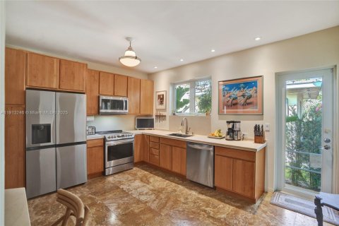 House in Miami Beach, Florida 5 bedrooms, 219.53 sq.m. № 1969394 - photo 30