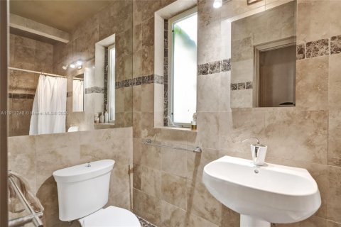 House in Miami Beach, Florida 5 bedrooms, 219.53 sq.m. № 1969394 - photo 18