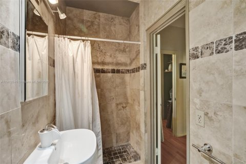 House in Miami Beach, Florida 5 bedrooms, 219.53 sq.m. № 1969394 - photo 19