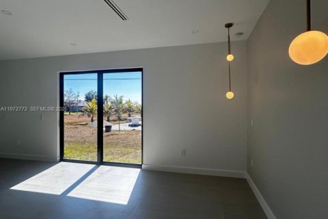 Casa en venta en Cape Coral, Florida, 3 dormitorios № 2033179 - foto 7