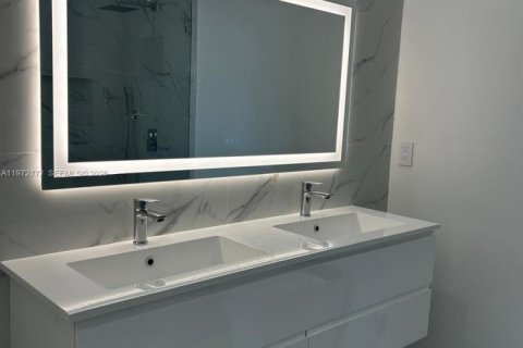 Casa en venta en Cape Coral, Florida, 3 dormitorios № 2033179 - foto 3