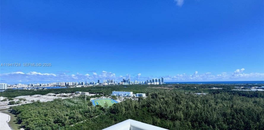 Кондоминиум с 3 спальнями в Норт-Майами, Флорида № 1999130