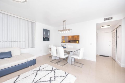 Condominio en alquiler en Hollywood, Florida, 2 dormitorios, 104.05 m2 № 2037759 - foto 7