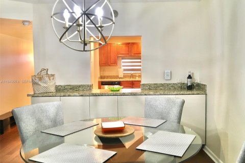 Condominio en alquiler en Pembroke Pines, Florida, 2 dormitorios, 108.7 m2 № 1999613 - foto 6