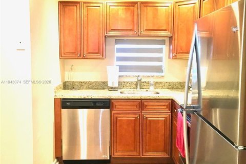 Condominio en alquiler en Pembroke Pines, Florida, 2 dormitorios, 108.7 m2 № 1999613 - foto 3