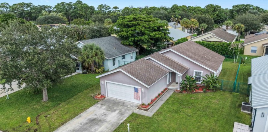 Villa ou maison à Stuart, Floride 3 chambres, 137.96 m2 № 2384561