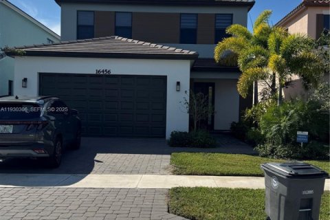 Снять в аренду виллу или дом в Уэстлейк, Флорида 3 спальни, 196.02м2, № 1989394 - фото 2