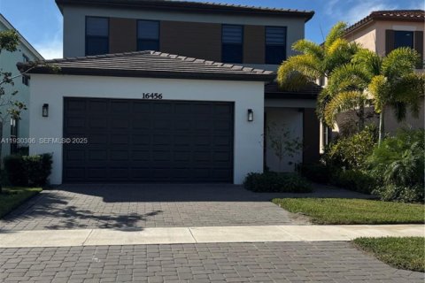 Снять в аренду виллу или дом в Уэстлейк, Флорида 3 спальни, 196.02м2, № 1989394 - фото 1