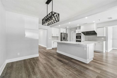 House in Tampa, Florida 6 bedrooms, 279.82 sq.m. № 2237852 - photo 8