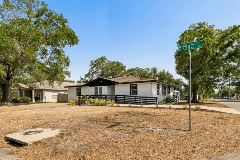 House in Tampa, Florida 6 bedrooms, 279.82 sq.m. № 2237852 - photo 2