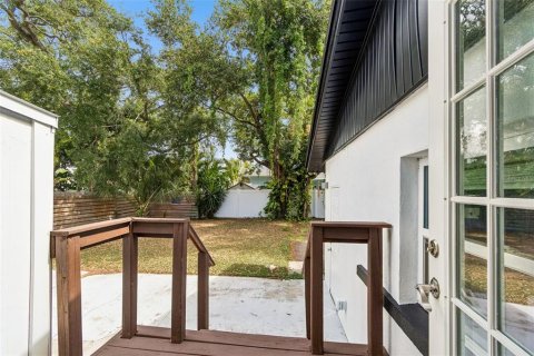 House in Tampa, Florida 6 bedrooms, 279.82 sq.m. № 2237852 - photo 30