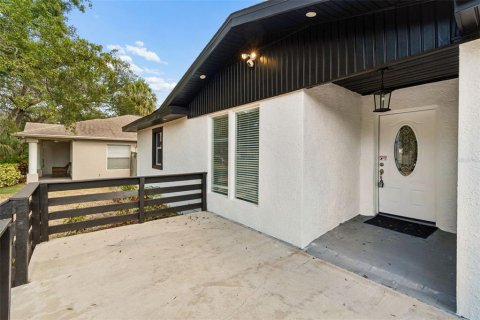 House in Tampa, Florida 6 bedrooms, 279.82 sq.m. № 2237852 - photo 5