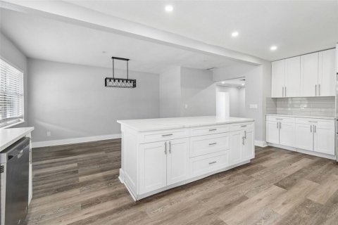 House in Tampa, Florida 6 bedrooms, 279.82 sq.m. № 2237852 - photo 9