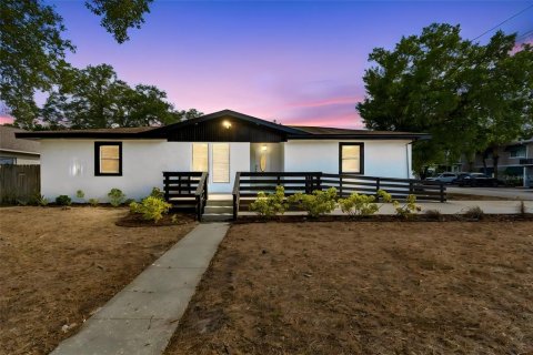 House in Tampa, Florida 6 bedrooms, 279.82 sq.m. № 2237852