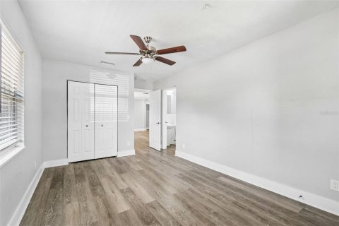 House in Tampa, Florida 6 bedrooms, 279.82 sq.m. № 2237852 - photo 19