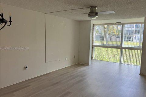 Condo in Sunrise, Florida, 2 bedrooms  № 1792604 - photo 6