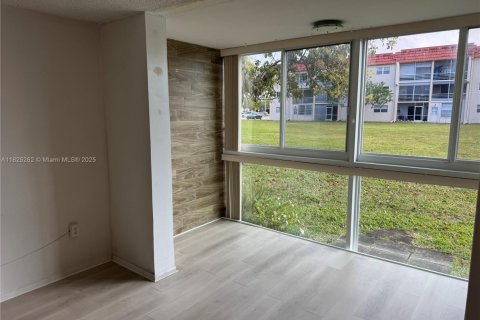 Condo in Sunrise, Florida, 2 bedrooms  № 1792604 - photo 9