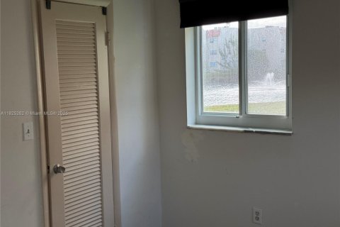 Condo in Sunrise, Florida, 2 bedrooms  № 1792604 - photo 13