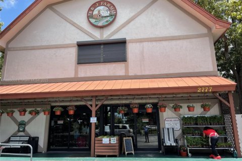 Commercial property in Deerfield Beach, Florida № 1945028 - photo 1